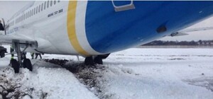 Самолет, летевший в Днепр, сделал вынужденную посадку в Запорожье