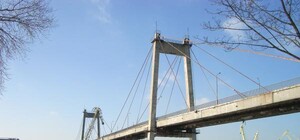 24-летняя девушка провалилась в дыру на Рыбальском мосту