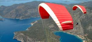 В Ялте параплан завис на столбе [Фото]