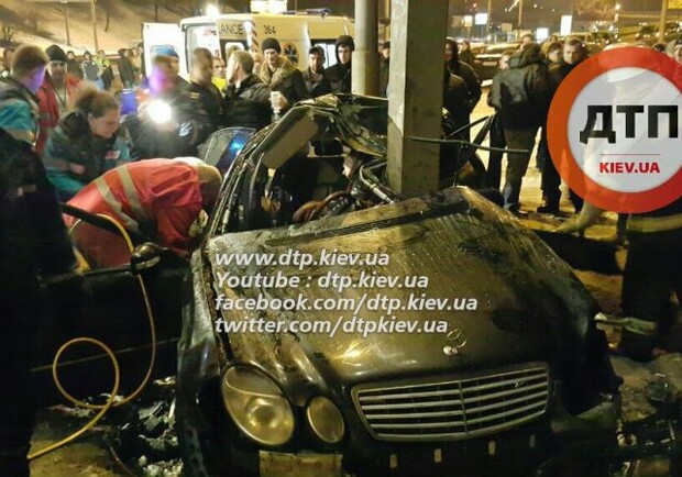 Новость - События - На Набережном шоссе Mercedes влетел в рекламный щит