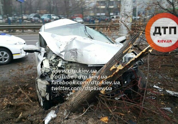 Новость - События - На Борщаговской водитель сбил дерево и влетел в столб