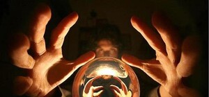 Бумажки вместо оберегов: в Симферополе на экстрасенса завели дело