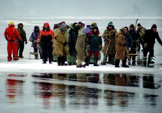 Новость - События - Под Киевом 11 рыбаков уплыли на льдине