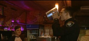 В сети появилось видео с суперкопом под кайфом