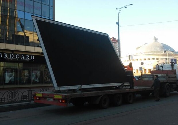 Новость - Транспорт и инфраструктура - Фотофакт: с гостиницы на площади Победы демонтировали экраны