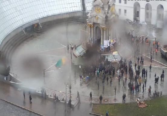 Новость - События - На Майдане произошла потасовка, активисты задержали журналиста