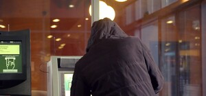 Феноменально: изобретательные воры ночью украли банковский терминал