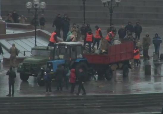 Новость - События - Конец протеста: коммунальщики разбирают палатки и шины на Майдане