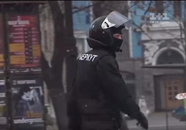 Новость - События - "Беркутовец" в полной амуниции гулял по центру Киева: реакция киевлян