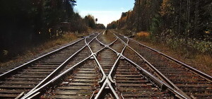 Достало! Жители поселка под Керчью грозят перекрыть железную дорогу