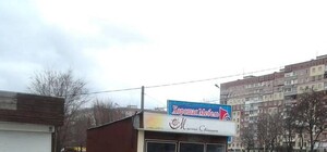 На Левобережном киоск поставили прямо на газоне за забором