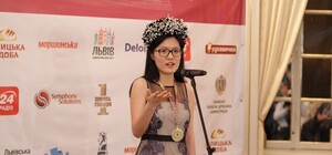 Нову чемпіонку світу з шахів у Львові нагородили короною з воску та бурштиновою картиною (фото)