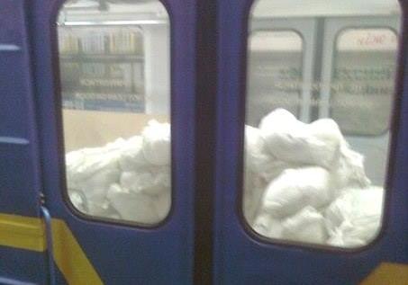 Новость - События - Получи ответ: зачем в вагонах метро возят мешки