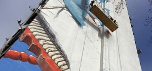 На Лесном неадекватный мужчина хотел помешать художнику рисовать новый мурал, обрезав провод