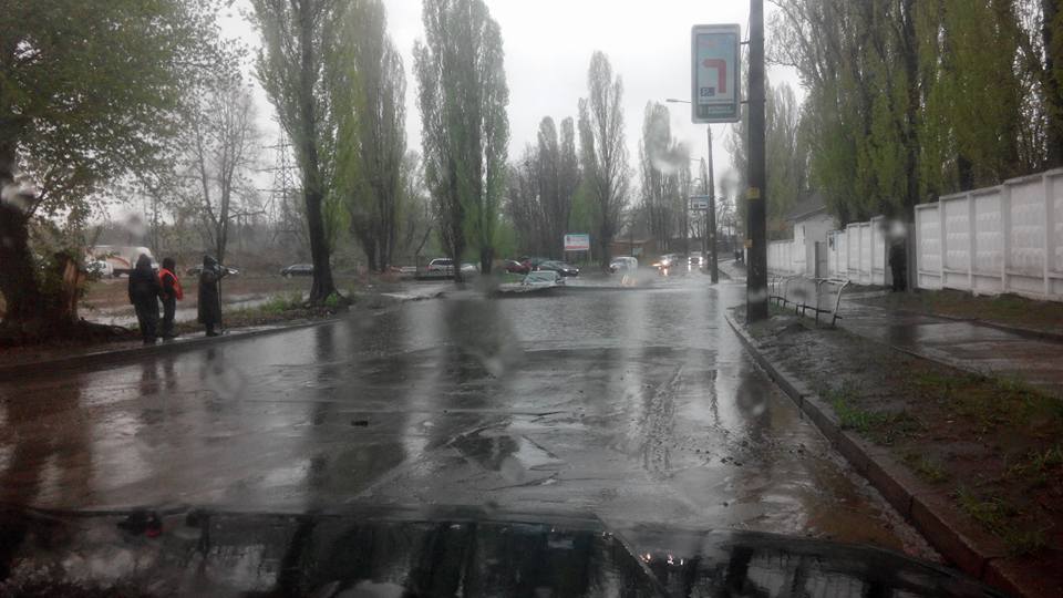 Новость - События - Фотофакт: в Киеве сильный ливень затапливает дороги