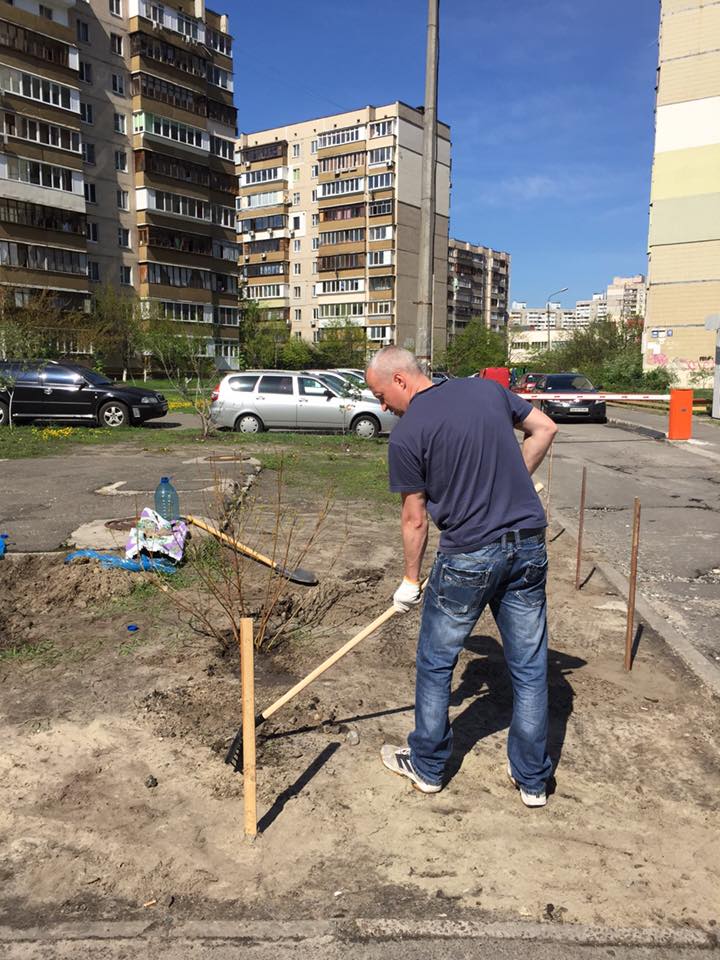 Новость - Люди города - Вместо тысячи возмущений о героях парковки: киевлянин с лопатой стал героем соцсетей