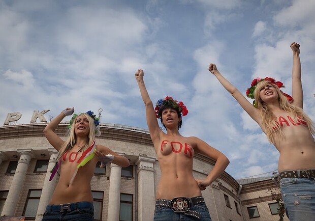 Дувушки стали с голой грудью под цирк. Фото с сайта: http://femen.livejournal.com/