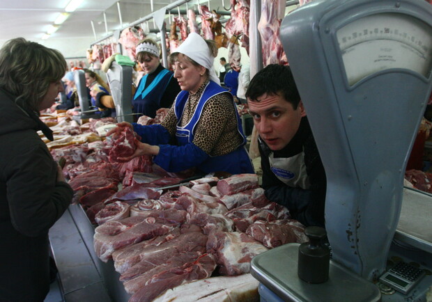 Большинство реализаторов продают некачественно мясо, где могут быть вирусы, возбудители заболеваний и вредные вещества
Фото Максима Люкова с сайта kp.ua