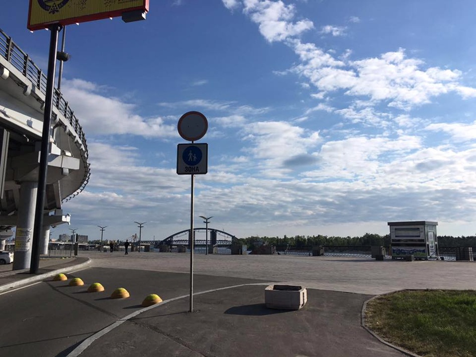 Новость - События - Когда плевать на правила: киевские герои парковки "отвоевали" места для авто на Почтовой