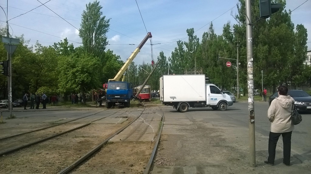 Новость - Транспорт и инфраструктура - На Отрадном трамвайная пробка из-за упавшего столба