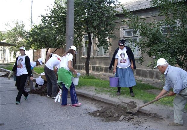 Кевлян призывают начать месячник по благоустройству со своего собственного двора.
Фото с сайта picsru.eu