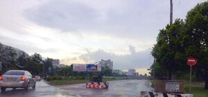 На набережной автомобилисты врезаются в бетонные блоки из-за ремонта дороги