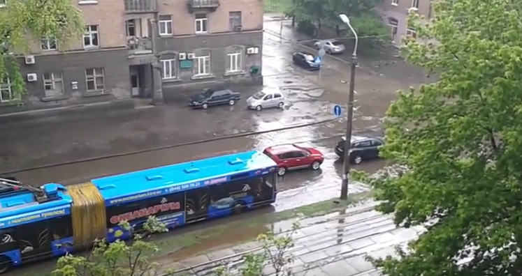 Новость - События - Езжайте осторожно: из-за сильного дождя на Подоле затопило улицу