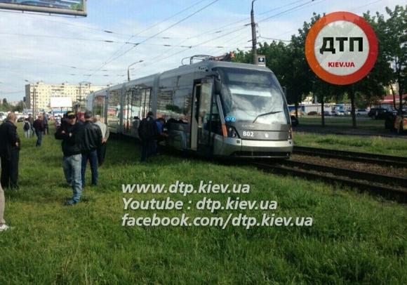 Новость - События - Фотофакт: в Киеве сошел с рельсов новый трамвай