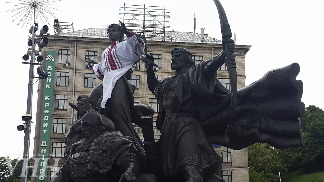 Новость - Досуг и еда - Часть памятника на Майдане одели в вышиванку