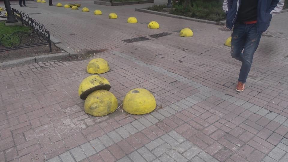 Новость - События - В Киеве "герои парковки" снова вырвали ограничительные сферы