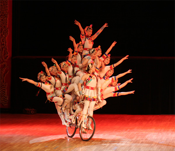 В китайском цирке выступают только девочки. Фото с сайта: http://www.fusion-tour.ru