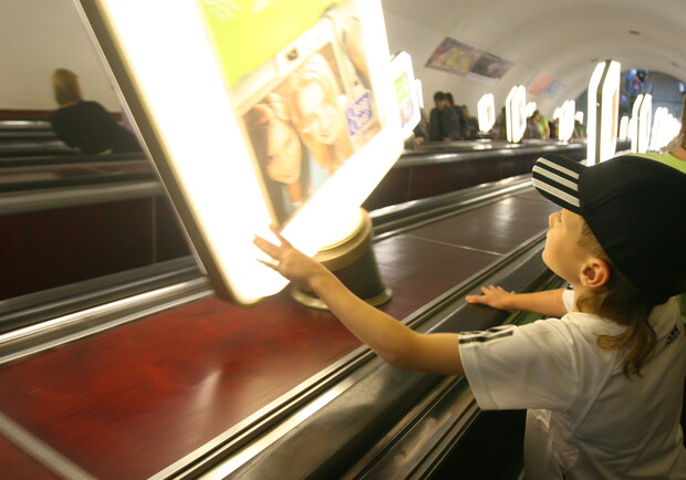 Столичное метро планирует очистить от рекламы.
Фото Максима Люкова с сайта  kp.ua