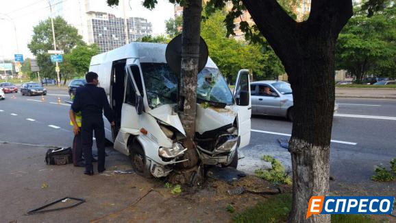 Новость - События - Открыто уголовное дело: на Голосеево водитель заснул за рулем и маршрутка врезалась в столб
