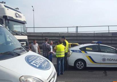 Новость - События - ДТП на Южном мосту: экс-мэр Киева врезался в фуру