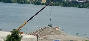 Прямо сейчас в Днепре устанавливают новый шар на набережной ОБНОВЛЕНО