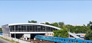 В Киеве микроавтобус врезался в забор 