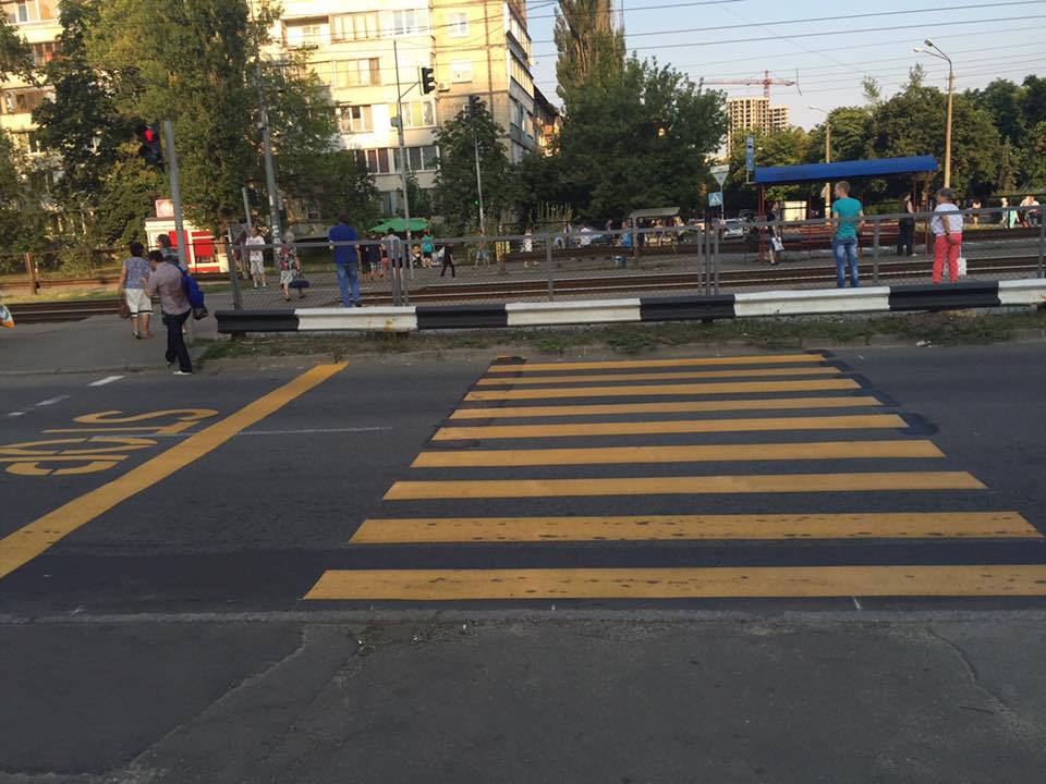 Новость - Транспорт и инфраструктура - Бег с препятствиями: на Борщаговке появился странный пешеходный переход