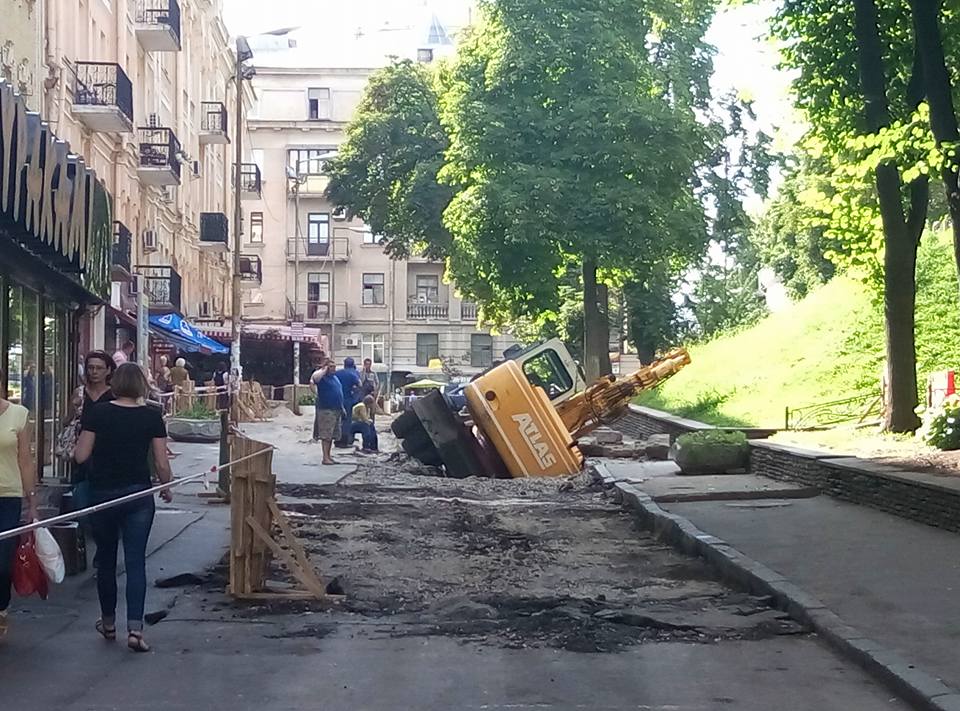 Новость - Транспорт и инфраструктура - Фотофакт: в центре Киева под землю провалился экскаватор