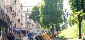 Фотофакт: в центре Киева под землю провалился экскаватор