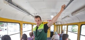 Пассажиров киевского транспорта просят выбрать лучшего кондуктора