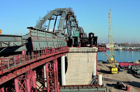 Еще полгода назад мост выглядел так.
Фото с сайта segodnya.ua