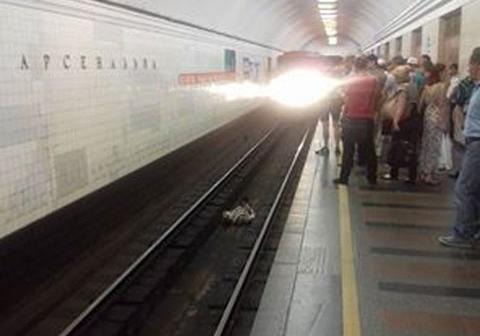 Новость - События - На метро "Арсенальная" мужчина упал на рельсы