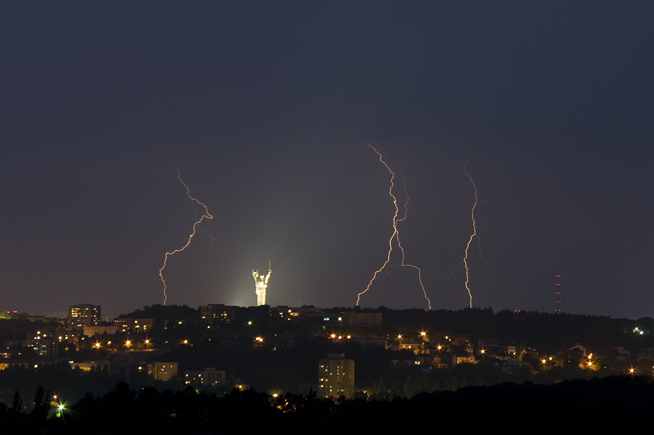 Новость - События - В Киеве неожиданно объявили штормовое предупреждение