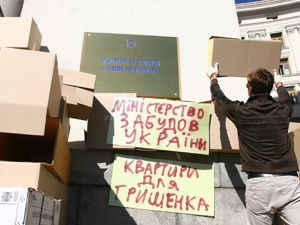 Киевляне устроили настоящую акцию протеста против застройки сквера. Фото автора. 