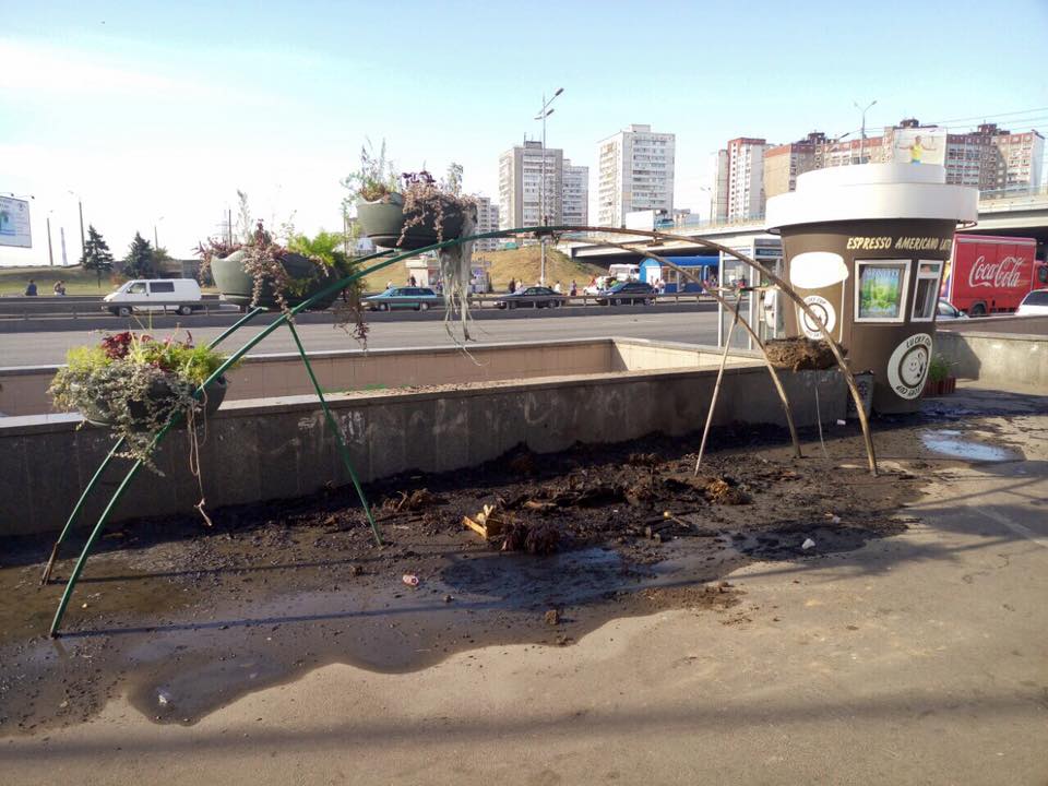 Новость - Транспорт и инфраструктура - Нелегальные торговцы на Харьковской сожгли стойку с цветами