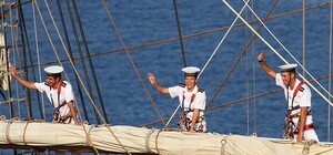 Оркестр, туристы и девушки на мачтах: Одесса простилась с итальянским парусником