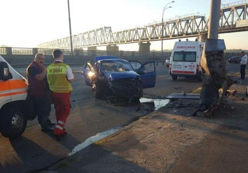 Новость - События - В Киеве такси врезалось в столб, погибла девушка-пассажир