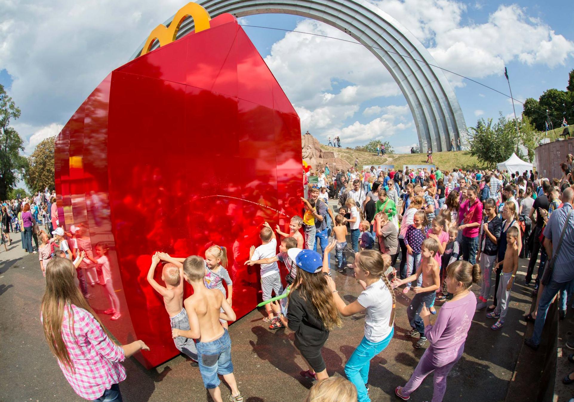 Новость - Досуг и еда - Приходи с детьми: в Киеве пройдет Праздник радости с забавными гигантскими коробками от МакДональдз