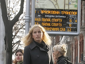 Весной 2008 года на нескольких остановках появились табло, делающие пассажирский транспорт пунктуальным. Но массовыми они так и не стали.
Фото с сайта kp.ua