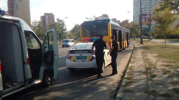 Новость - События - На Троещине троллейбус протащил пассажира по асфальту